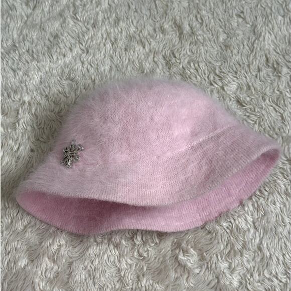 Vintage Accessories - Gorgeous Vintage Pink Angora Fuzzy Bucket Hat with Snowflake Brooch